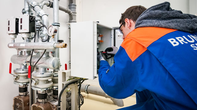 Photograph: SI Technik service technician inspecting a JETS™ installation